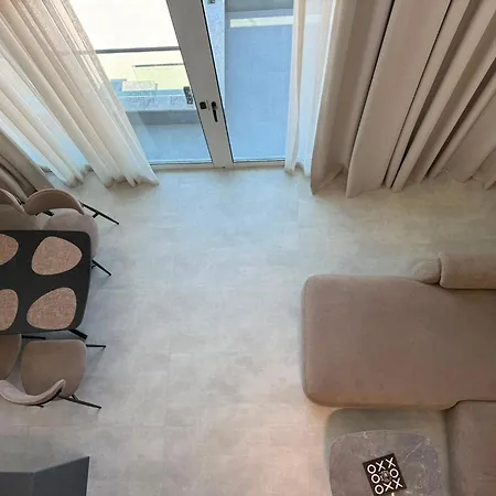 Charming 3-bedroom With Sea Views *