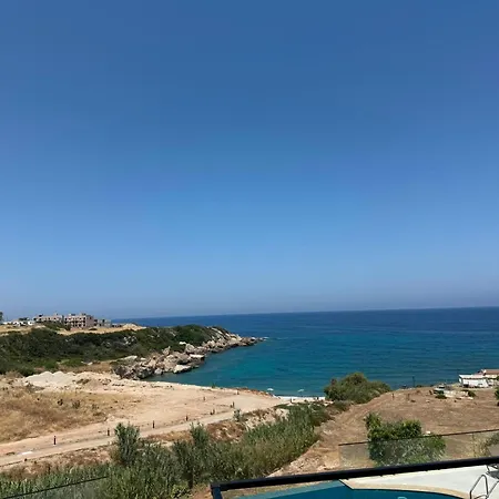 Charming 3-bedroom With Sea Views *
